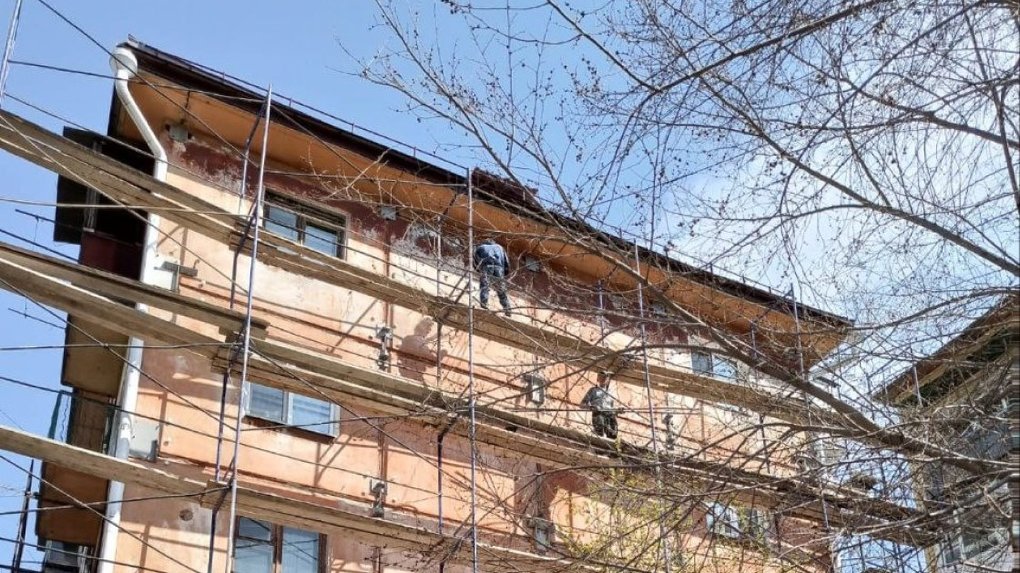 В Омске приступили к ремонту домов 335-й серии с неполным каркасом