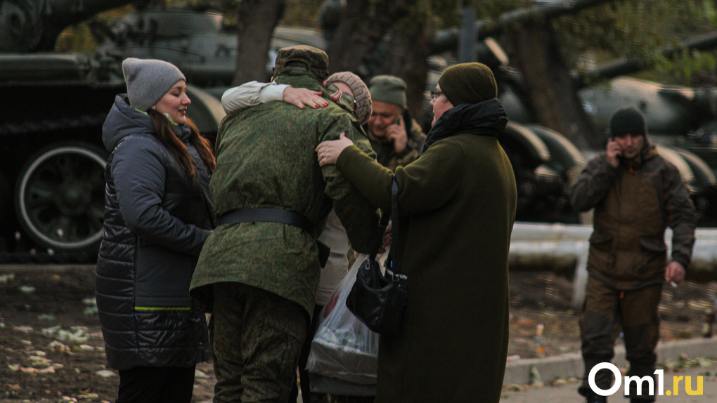 Тёплые объятия и фото на память: как проходят встречи мобилизованных с близкими в Омской области