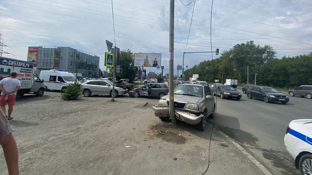 Девочка и женщина пострадали в массовом ДТП в Новосибирске. ФОТО