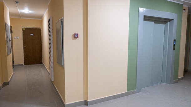 Трое маленьких детей плакали в запертой квартире в Новосибирске