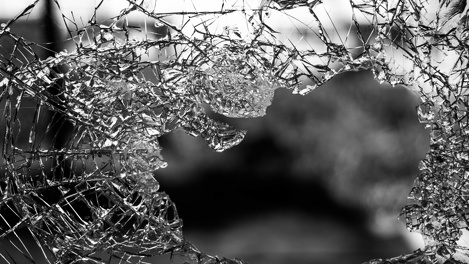 На омской «трассе смерти» легковушка с двумя парнями разбилась о трактор — ФОТО