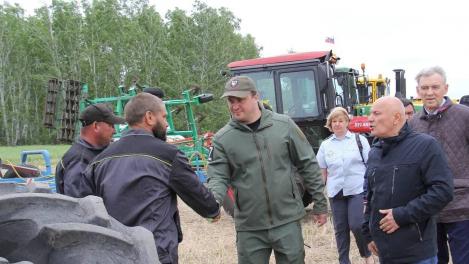 Виталий Хоценко оценил ход весенне-полевых работ в Омском районе