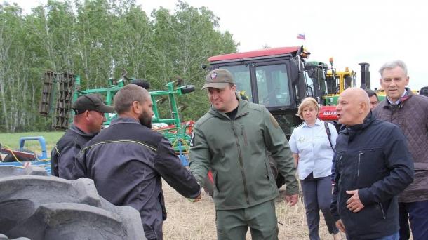 Виталий Хоценко оценил ход весенне-полевых работ в Омском районе