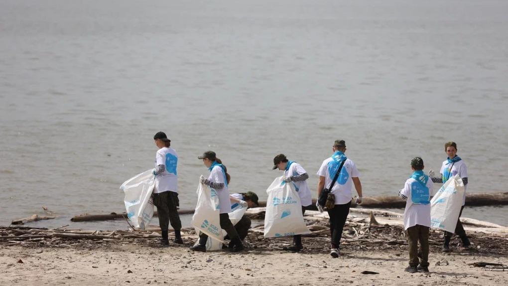 Волонтёры собрали более 120 мешков мусора на Центральном пляже новосибирского Академгородка