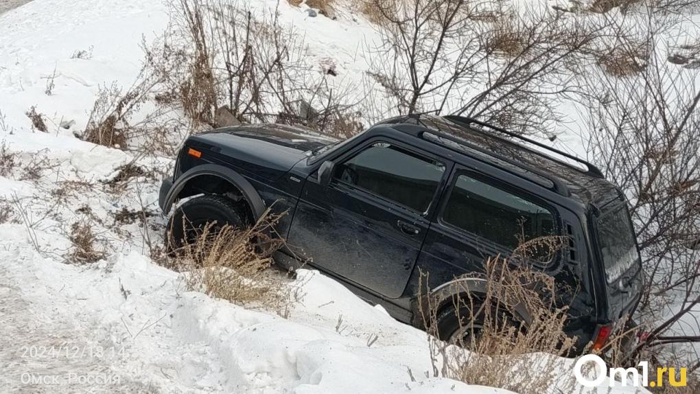 В Омске автомобиль решил срезать и попал в глубокую яму