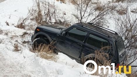 В Омске автомобиль решил срезать и попал в глубокую яму