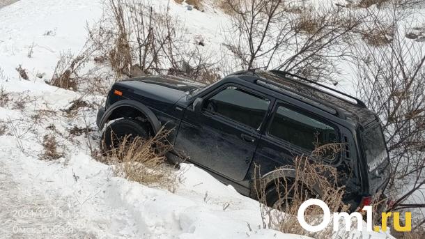В Омске автомобиль решил срезать и попал в глубокую яму