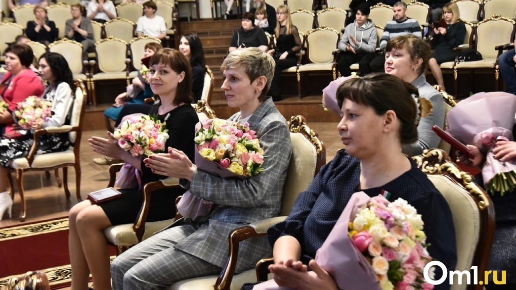 Губернатор Новосибирской области Андрей Травников вручил знаки отличия «За материнскую доблесть»