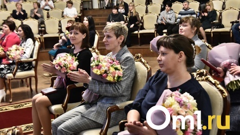 Губернатор Новосибирской области Андрей Травников вручил знаки отличия «За материнскую доблесть»