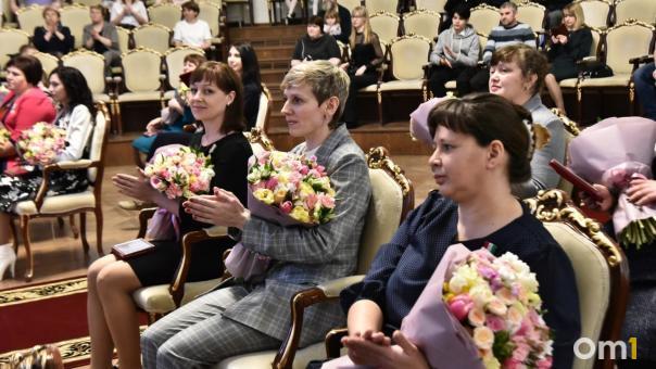 Губернатор Новосибирской области Андрей Травников вручил знаки отличия «За материнскую доблесть»