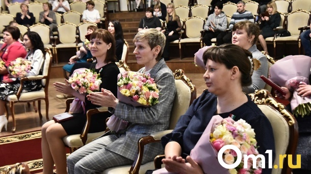 Губернатор Новосибирской области Андрей Травников вручил знаки отличия «За материнскую доблесть»