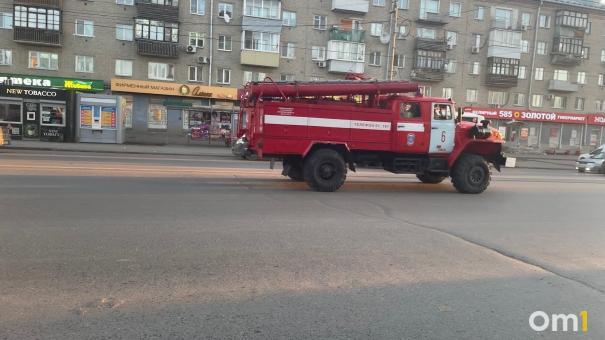 В Омске пожарная машина на встречке врезалась в легковушку