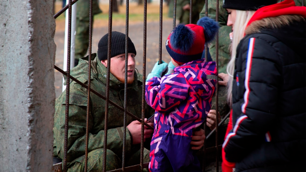 Тёплые объятия и слёзы: трогательные фото встречи родных с мобилизованными новосибирцами