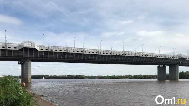 На омском метромосту установят грязезащитные экраны, чтобы сохранить историческое здание