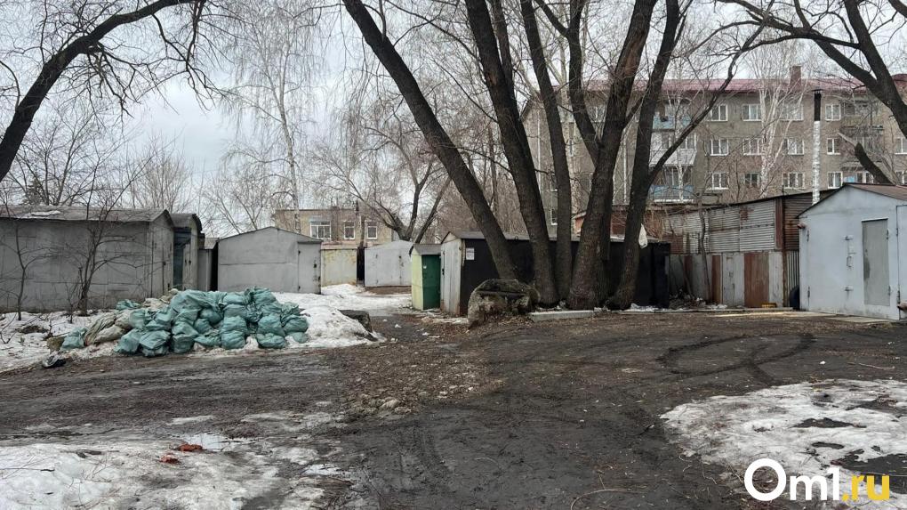 В Омске медицинские отходы с детской больницы выбрасывали в мусорки у домов