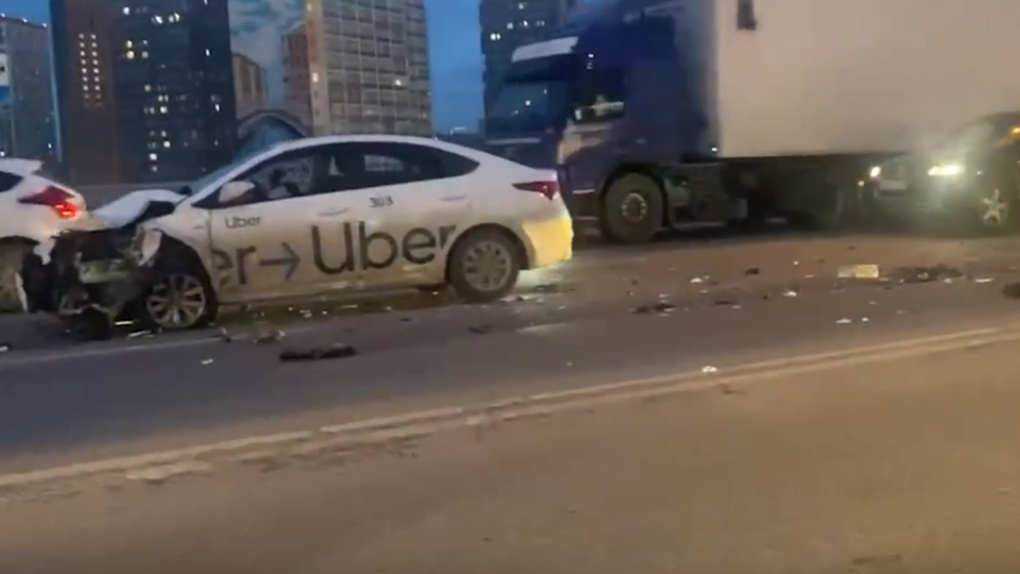 Получила травму черепа: пассажирка такси пострадала в аварии на Димитровском мосту. ВИДЕО