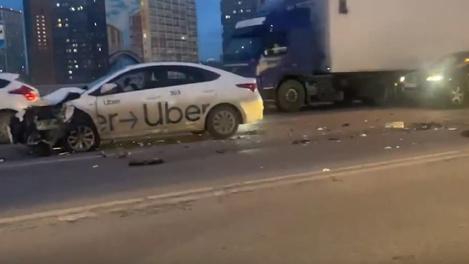Получила травму черепа: пассажирка такси пострадала в аварии на Димитровском мосту. ВИДЕО