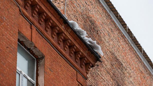 Новосибирцев предупредили об опасности, грозящей сверху