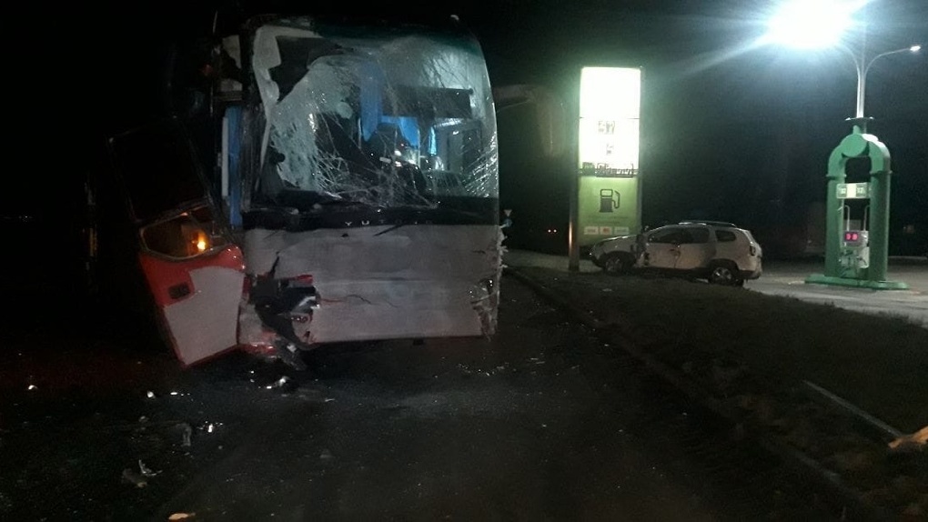 Автобус врезался в КамАЗ на трассе под Омском – ФОТО