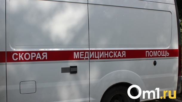 Мужчина упал без сознания на площади Станиславского в Новосибирске. ФОТО
