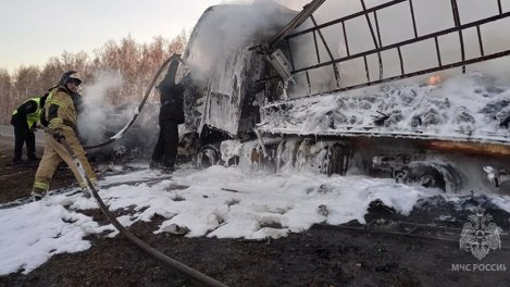 Страшная авария с пожаром парализовала движение по омской трассе