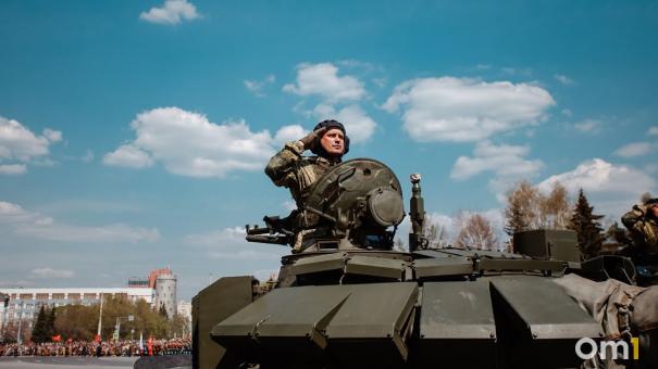 Почти полмиллиона рублей: в Омске увеличили региональные выплаты для контрактников