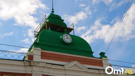 Не с первой попытки: в Омске на знаменитой башне с часами зазвучали куранты