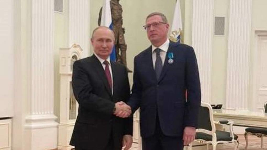 Владимир Путин лично пожал руку и наградил Орденом Почёта экс-губернатора Омской области Буркова
