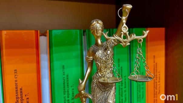 В Омске судят курьера мошенников, обманывающих пенсионеров