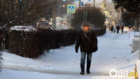 «Греться хожу в соседнее здание»: омичи рассказали о работе на улице в -34 градуса