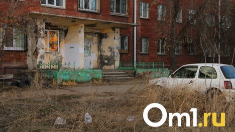 Дом уходит под землю. Омичка с маленьким ребёнком вынуждена жить в аварийном 100-летнем бараке на Левобережье