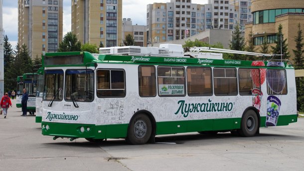 Фрукты катаются на троллейбусах
