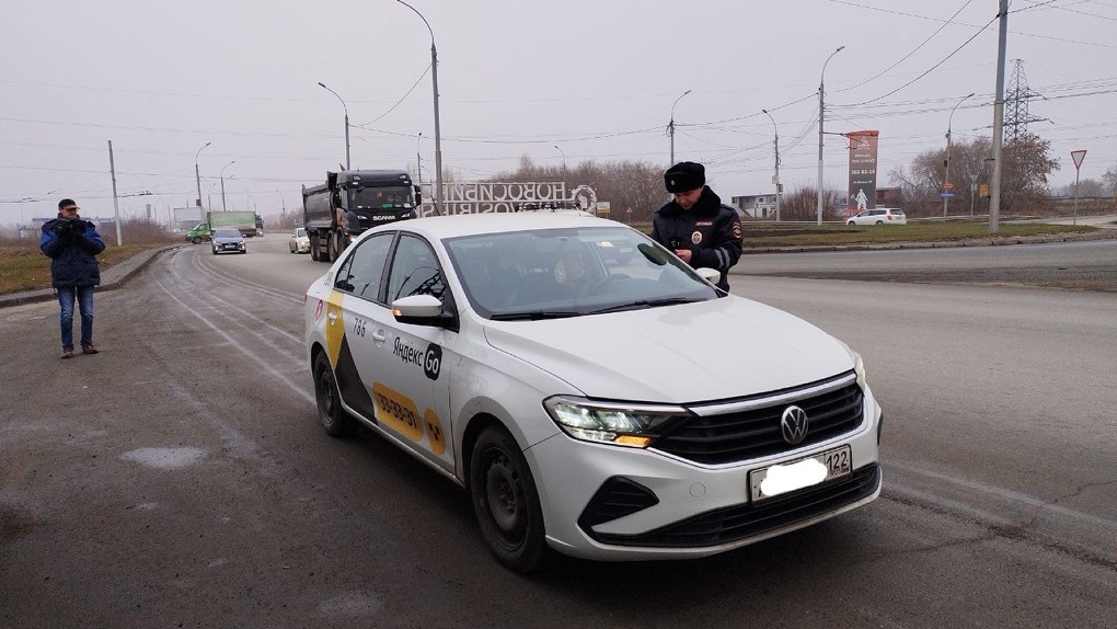 В Новосибирске автоинспекторы усиленно проверяют водителей такси
