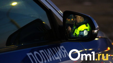 На Иртышской набережной в Омске автомобиль перевернулся на крышу. ВИДЕО