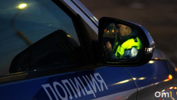 На Иртышской набережной в Омске автомобиль перевернулся на крышу. ВИДЕО