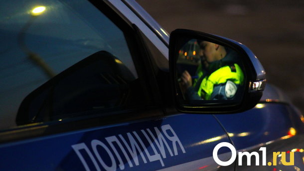 На Иртышской набережной в Омске автомобиль перевернулся на крышу. ВИДЕО