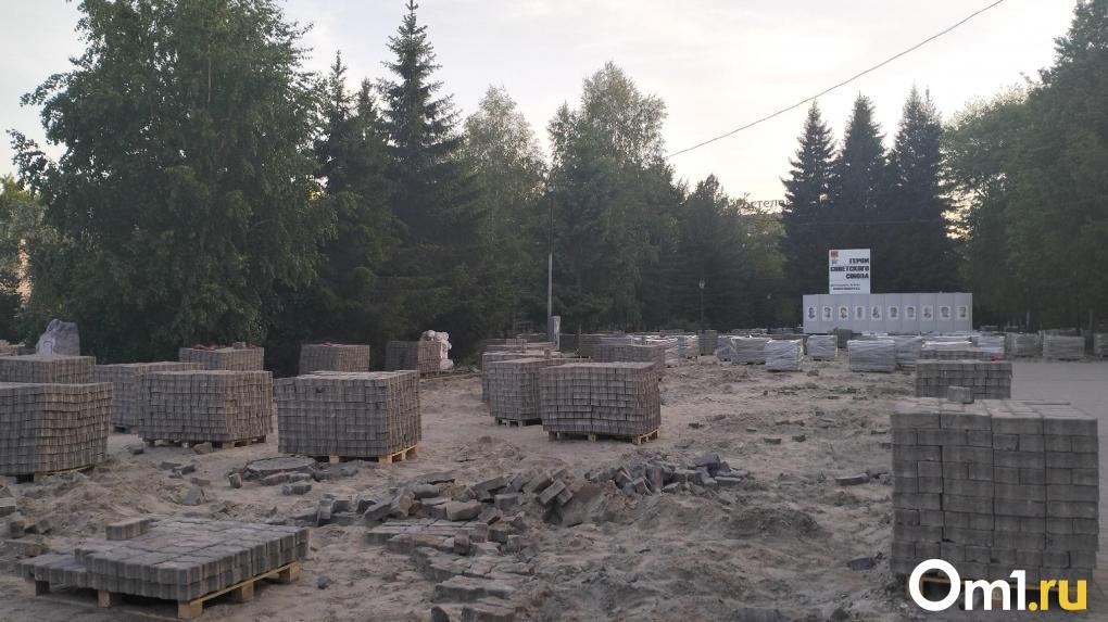 В новосибирском Первомайском сквере дети построили замки из тротуарной плитки, которую оставили рабочие