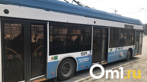 Из-за обрыва троллейбусных проводов на площади Калинина в Новосибирске образовалась пробка