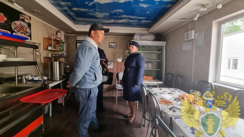Суд закрыл нелегальные забегаловки мигрантов на Хилке в Новосибирске