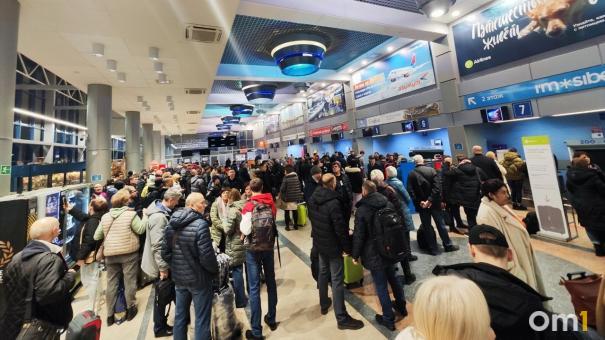 В Омском аэропорту случился массовый сбой – пассажиры не могут пройти регистрацию