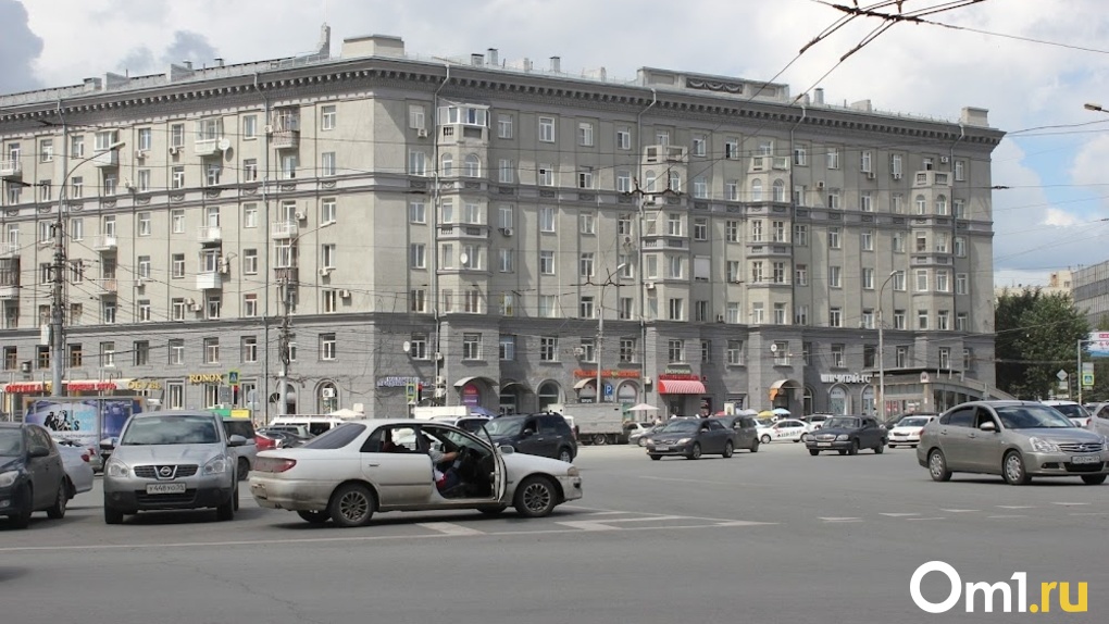 Новосибирские автовладельцы массово паркуются на площади Калинина после запрета