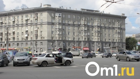 Новосибирские автовладельцы массово паркуются на площади Калинина после запрета