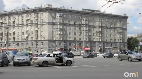 Новосибирские автовладельцы массово паркуются на площади Калинина после запрета