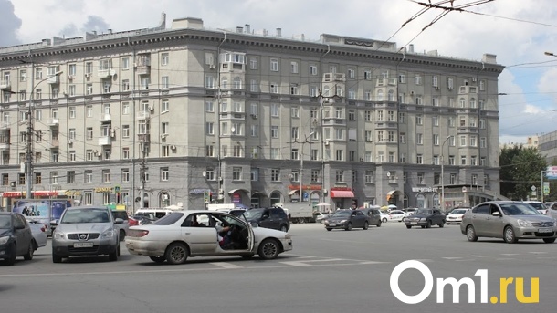 Новосибирские автовладельцы массово паркуются на площади Калинина после запрета