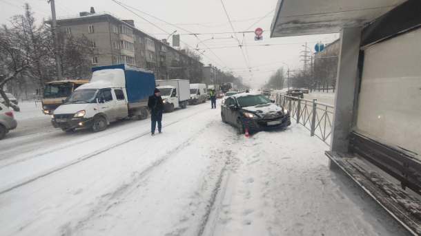 Пешехода с грудным ребёнком на руках сбила машина на остановке в Новосибирске