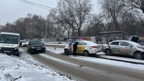В Омске случилось ДТП с маршруткой — пассажирку с травмами доставили в больницу