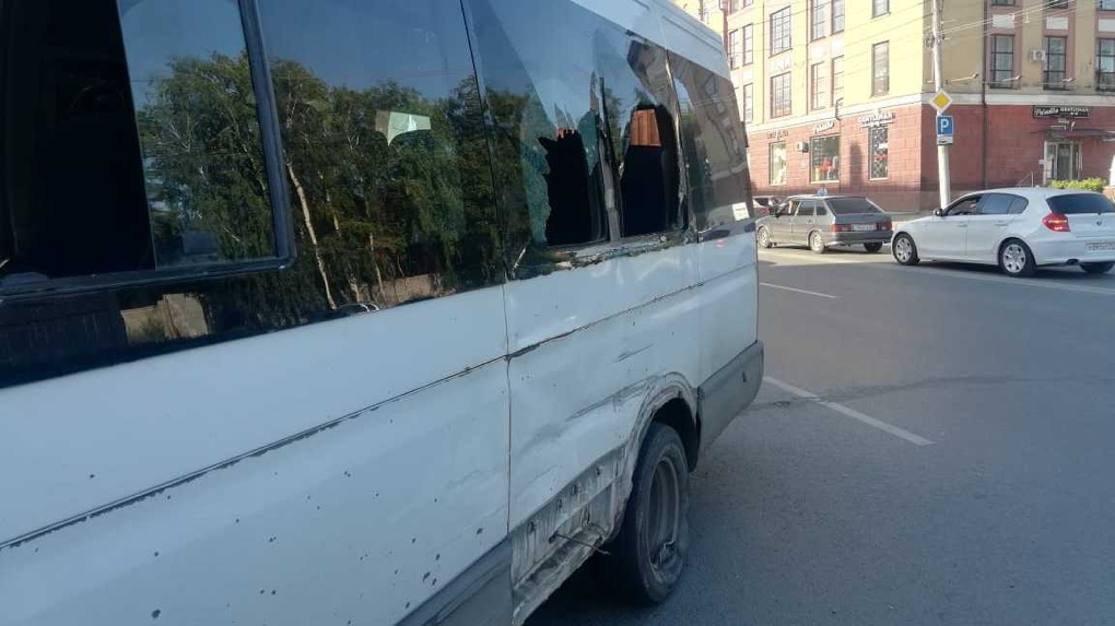 В тройном ДТП с маршрутками в Омске пострадала мама с двумя маленькими детьми