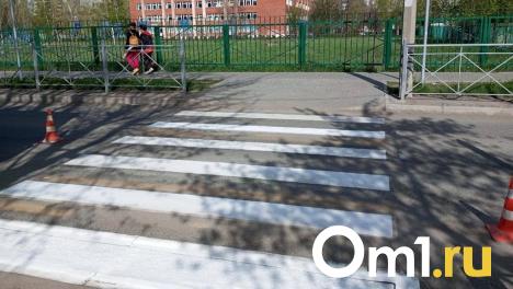 Стало известно, на какие омские дороги нанесли новую разметку