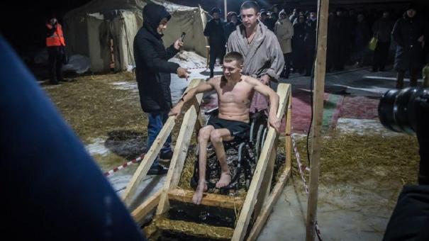 Мужчина на инвалидной коляске искупался в проруби в Новосибирске