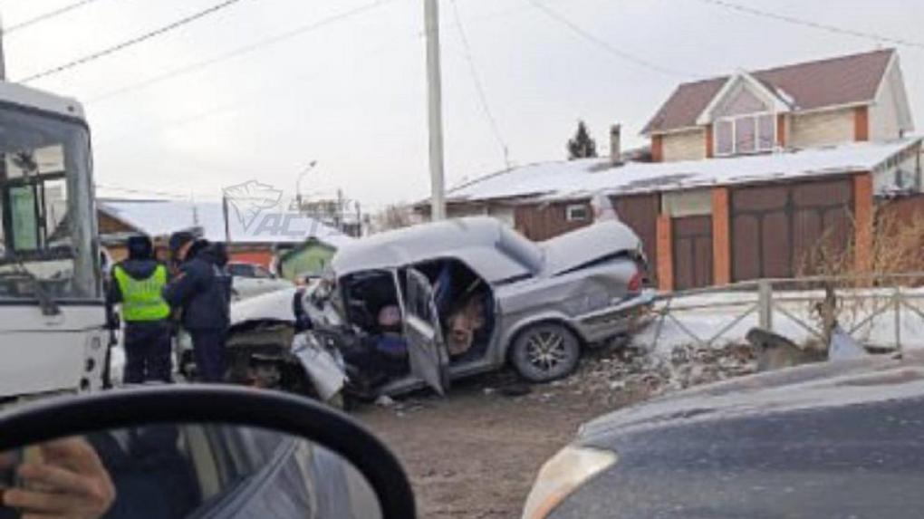 Массовое ДТП с автобусом парализовало улицу Титова в Новосибирске